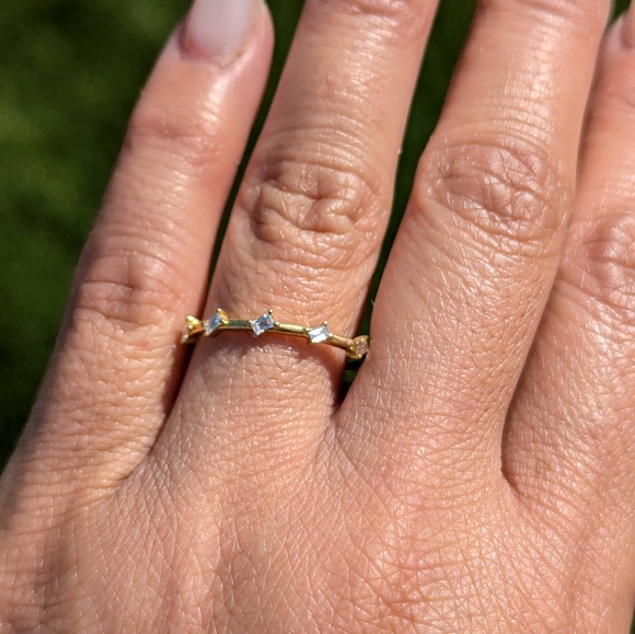 18K Yellow Gold Staggered Baguette Diamond Band - Picture 6 of 6